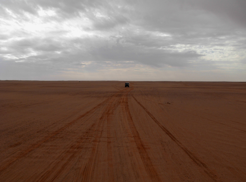 Huellas de camión en el Sahara